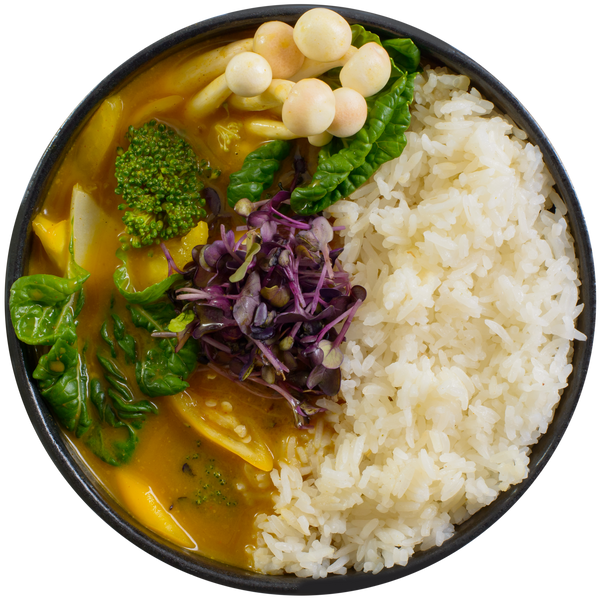 Bio gelbes Thai Curry von Kooray von oben, mit Pilzen, Brokkoli und Reis
