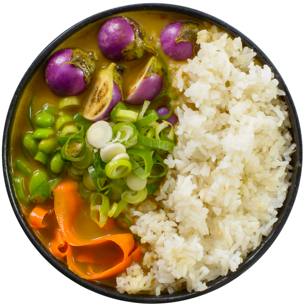 Bio grünes Thai Curry von Kooray von oben, mit Thai-Auberginen, Edamame und Reis
