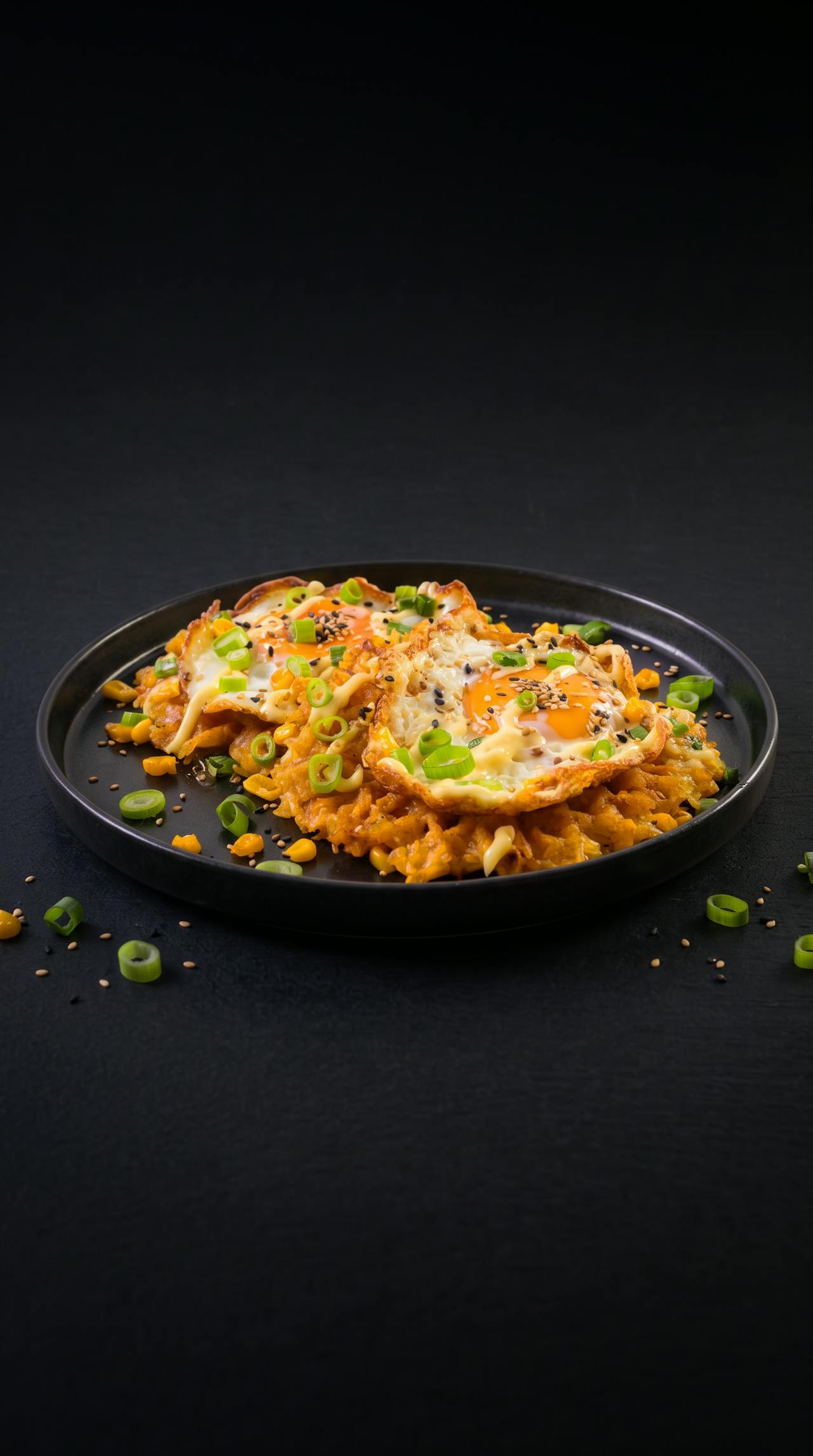 Fried eggs on crispy rice-corn waffles – Kooray recipe with organic Thai curry
