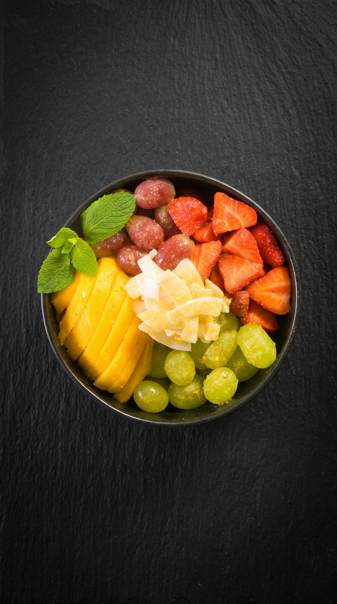 Curry-spiced fruits with coconut chips – Kooray recipe with organic Thai curry