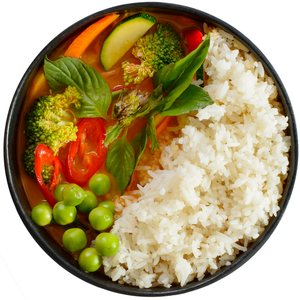 Bio rotes Thai Curry von Kooray von oben, mit Paprika, Thai-Basilikum und Reis