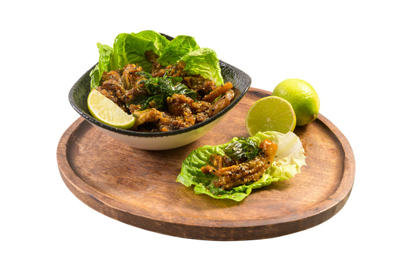 Sticky vegan fried Chicken mit Thai-Basilikum